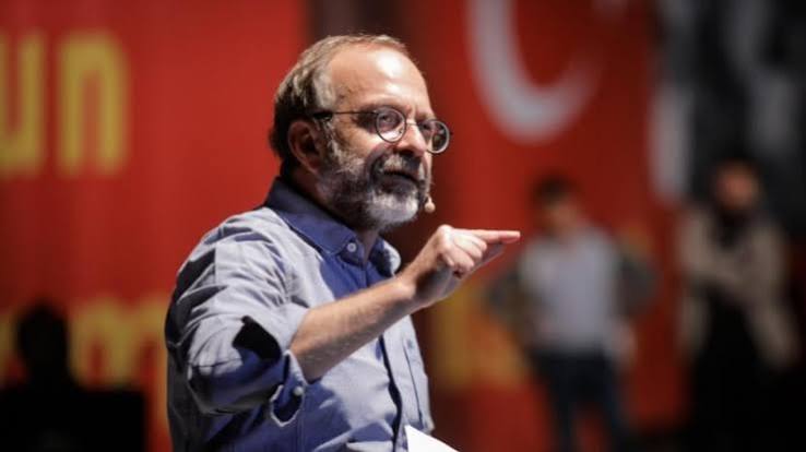 Türkiye'de sosyalist düşüncenin gelişimini, örgütlü sol hareketin tarihini ve Marksist siyasetin günümüzdeki tartışmalarını anlamak isteyenler için Kemal Okuyan dikkat çeken isimlerden biridir. Siyasetçi ve yazar kimliğiyle tanınan Okuyan, uzun yıllardır Türkiye Komünist Partisi (TKP) içerisinde üstlendiği görevler, teorik çalışmaları ve siyasi değerlendirmeleriyle kamuoyunda yer almaktadır. Kapitalizm eleştirisi, işçi sınıfının örgütlenmesi, sosyalist devrim düşüncesi ve uluslararası ilişkiler, onun siyasi yaklaşımında önemli bir yer tutar.