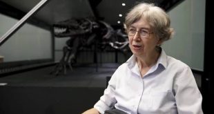 Geçmişte yaşamış canlıları anlamanın en önemli yollarından biri, onların geride bıraktığı fosil kayıtlarını incelemektir. Ancak paleontoloji yalnızca taşlaşmış kemikleri veya milyonlarca yıllık izleri tanımlamakla sınırlı bir bilim dalı değildir. Fosiller; iklim değişikliklerinden kıtaların hareketlerine, canlıların evriminden eski ekosistemlerin yapısına kadar Dünya'nın geçmişi hakkında önemli bilgiler verir. Patricia Vickers-Rich, bu geniş perspektifle çalışan ve özellikle Avustralya'nın tarih öncesi yaşamını araştıran önemli paleontologlardan biridir.