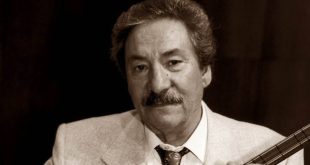 Anadolu'nun müzik geleneği, kuşaktan kuşağa aktarılan ezgiler, sözlü anlatılar ve halkın ortak hafızasında yer edinen türkülerle şekillenmiştir. Bu kültürel birikimin yaşatılmasında önemli rol oynayan isimlerden biri de Ali Ekber Çiçek'tir. Bağlamasıyla geleneksel ezgilere hayat veren, kendine özgü yorumuyla dinleyicilerin gönlünde yer edinen sanatçı, Türk halk müziğinin unutulmaz temsilcileri arasında gösterilir.