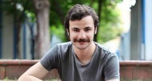 Türk televizyon, sinema ve tiyatro dünyasında kendine özgü oyunculuk tarzıyla dikkat çeken Güven Murat Akpınar, özellikle karakter odaklı yapımlardaki performanslarıyla tanınan isimler arasında yer alıyor. Duygusal derinliği olan karakterleri canlandırmadaki başarısı, doğal oyunculuğu ve farklı türlerdeki projelerde gösterebildiği performansıyla geniş bir izleyici kitlesine ulaşan Akpınar, kariyerini yalnızca televizyon dizileriyle sınırlamayan sanatçılardan biri.